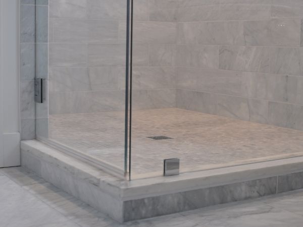 Innowacyjna kabina prysznicowa z brodzikiem - połączenie funkcjonalności i stylu w Twojej łazience